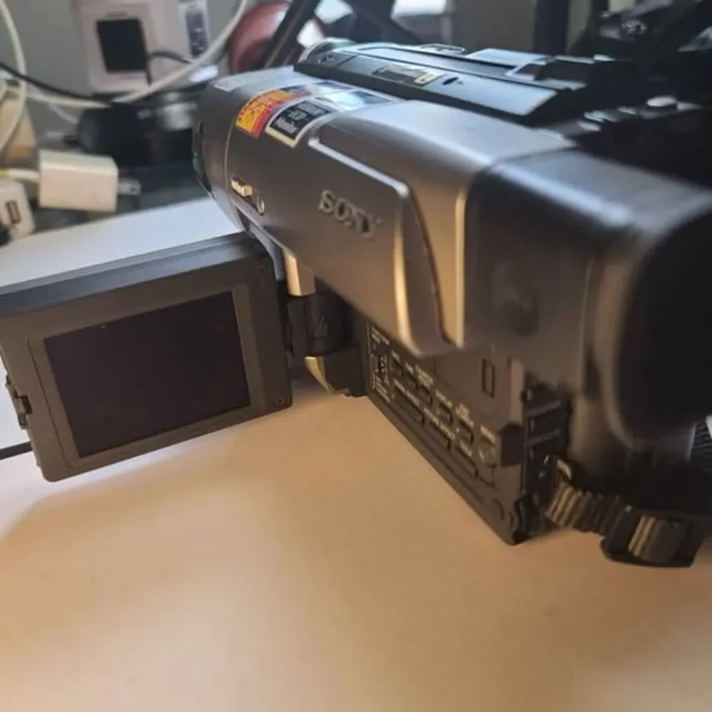 Sony Handycam Vision CCD-TRV66 Hi8 Camcorder